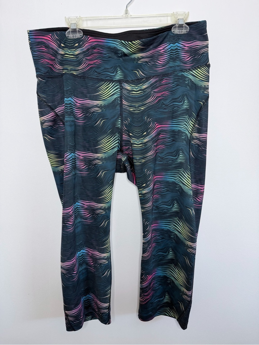 SHAPE Activewear 1X Multicolor Abstract Print Capri Leggings High Waist